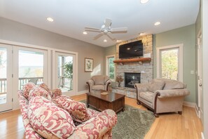 Smart TV, fireplace, DVD player