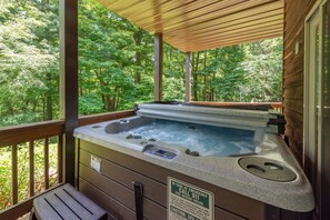 Outdoor spa tub - Dog Friendly Getaway w/ Fire Pit & Game Room (Oakland)