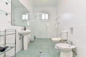 Baignoire, articles de toilette écologiques, séchoir à cheveux, savon