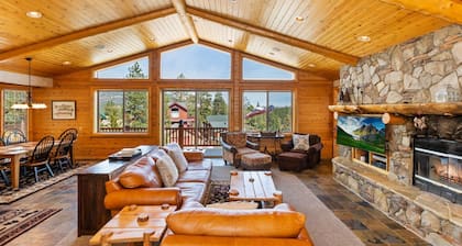 Rebel Ridge Retreat by Destination Big Bear : Gorgeous Mountain Views Backing to Nature Preserve in Eagle Mountain Estates! 2 Master Suites! Hot Tub! Pet Friendly!