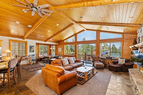 Rebel Ridge Retreat by Destination Big Bear : Gorgeous Mountain Views Backing to Nature Preserve in Eagle Mountain Estates! 2 Master Suites! Hot Tub! Pet Friendly!