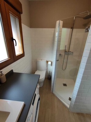 Dusche, Haartrockner, Handtücher, Seife