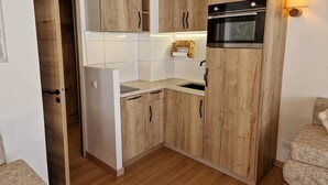 Cafetera y tetera, refrigerador, microondas y horno