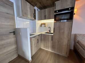 Kjøleskap, mikrobølgeovn, ovn og kokeplater