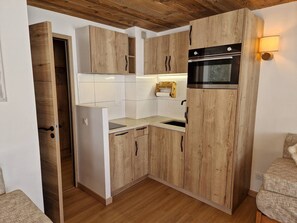 Frigorífico, microondas, horno y placa de cocina