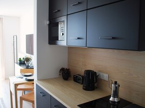 Fridge, microwave, stovetop, coffee/tea maker - Apartament CITY BREAK 124 (Warszawa)