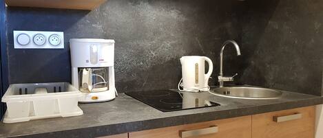 Fridge, microwave, oven, coffee/tea maker