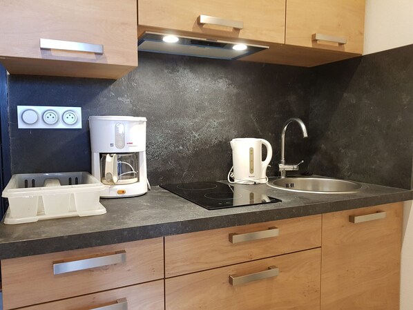 Fridge, microwave, oven, coffee/tea maker