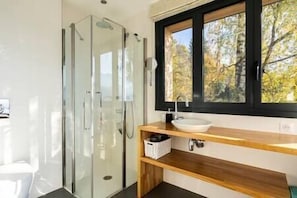 Douche, sĂšche-cheveux, serviettes fournies, savon