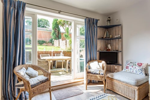 2 Elgin House -  a semi detached house that sleeps 6 guests  in 3 bedrooms