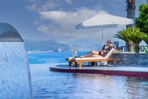 Piscina interna, piscina externa, guarda-sóis, espreguiçadeiras