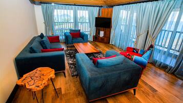 ZEUS SUITE | Premium bedding, free minibar items, in-room safe, desk