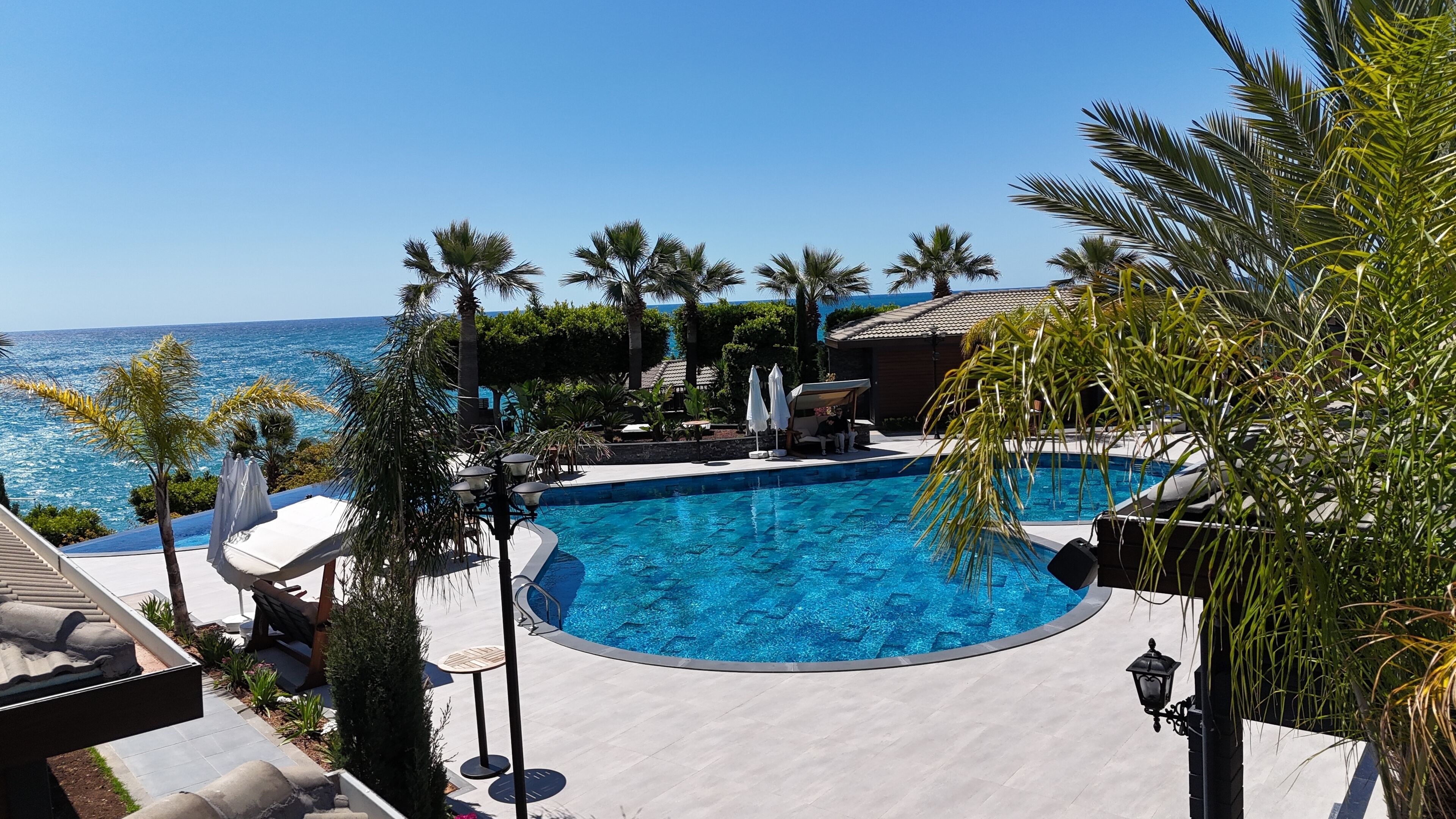 ZEUS SEA VIEW | 室外游泳池 | 室內游泳池和室外游泳池，提供泳池遮陽傘和日光浴躺椅