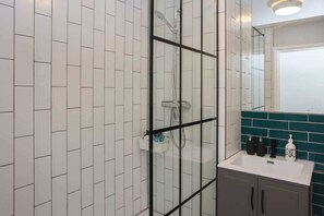 Basic Apartment, Multiple Beds | Bathroom