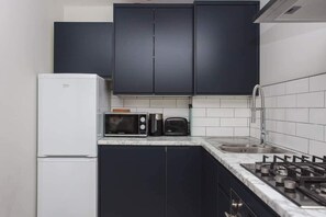 Basic Apartment, Multiple Beds | Private kitchen