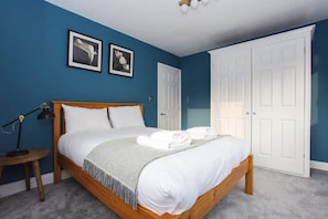 Apartamento básico, várias camas | 2 quartos, ferros/tábuas de passar roupa, roupa de cama