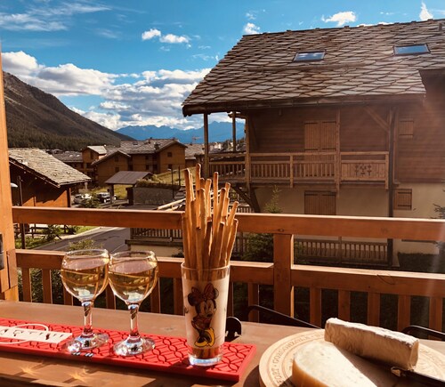 Apartment in chalet, at the foot of the slopes, garage, terrace, wifi.