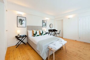 Basic Apartment, Multiple Beds | 3 bedrooms, laptop workspace, iron/ironing board, free WiFi - Bright and Airy 3 Bedroom Near Trafalgar Square (London)