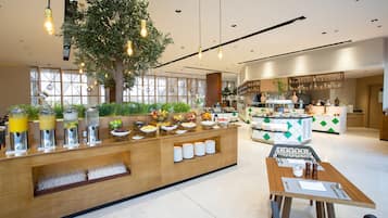 3 restaurants, breakfast, lunch, dinner served; international cuisine