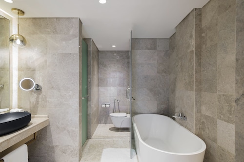 Maani Muscat Hotel & Apartments
