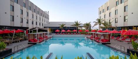 Piscine extérieure, cabanons gratuits, parasols de plage