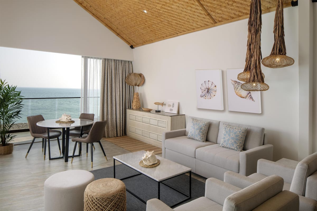 Junior suite, uitzicht op zee | 1 slaapkamer, luxe beddengoed, een minibar, een kluis op de kamer