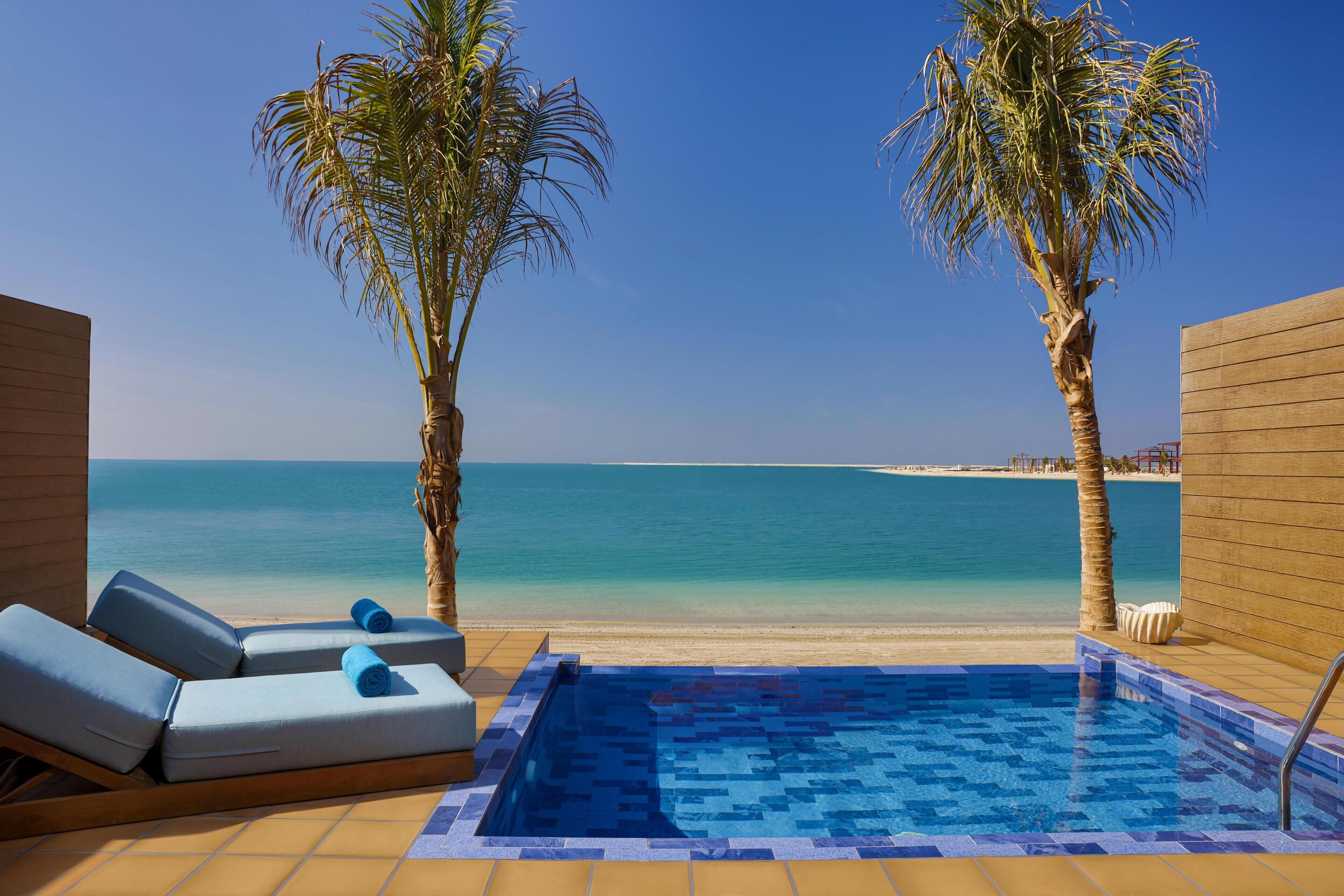 Ylelliset vuodevaatteet, minibaari, tallelokero huoneessa