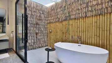 Bộ đồ giường cao cấp, minibar, két bảo mật tại phòng