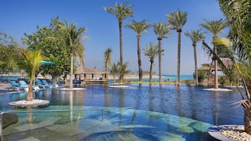 Piscina a l'aire lliure i gandules