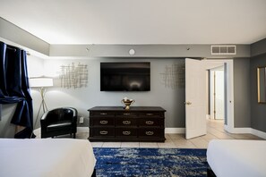 3 bedrooms, desk, iron/ironing board, free WiFi - SVS: Modern 3BD Strip View Condo | 1,000+ sqft | Sleeps 12 | Jockey Club (Las Vegas)