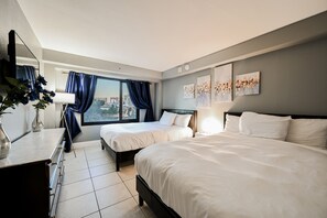3 bedrooms, desk, iron/ironing board, free WiFi - SVS: Modern 3BD Strip View Condo | 1,000+ sqft | Sleeps 12 | Jockey Club (Las Vegas)