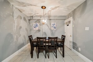 Dining - SVS: Modern 3BD Strip View Condo | 1,000+ sqft | Sleeps 12 | Jockey Club (Las Vegas)