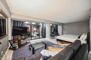 3 bedrooms, desk, iron/ironing board, free WiFi - SVS: 3BD/3BA Penthouse | 1,600 sqft | Strip Views | Jockey Club (Las Vegas)
