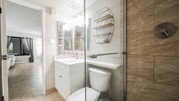 Chuveiro, secador de cabelo, toalhas de banho