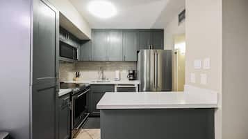 Frigorifero, microonde, forno, piano cottura