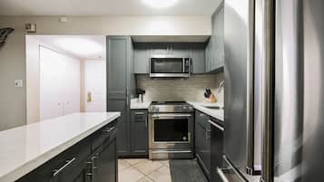 Geladeira, micro-ondas, fogão, cooktop