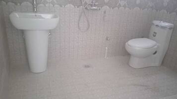 Suihku, ilmaiset hygieniatuotteet, pyyhkeet