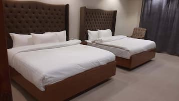 Deluxe-Vierbettzimmer | Bügeleisen/Bügelbrett, kostenloses WLAN, Bettwäsche