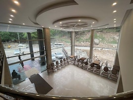 Área de estar no saguão