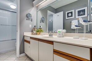 Combined shower/tub, towels