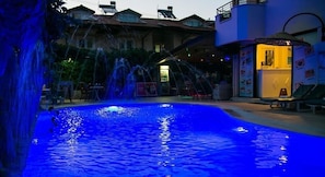 Kolam renang outdoor musiman
