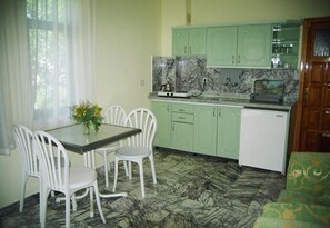 Apartemen Keluarga | Dapur pribadi | Lemari es, mesin pembuat kopi/teh, dan ketel listrik