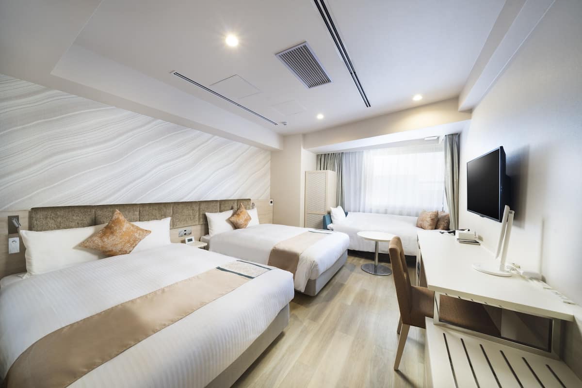 deluxe twin room, non smoking | 1 bedroom, in-room safe, desk, soundproofing