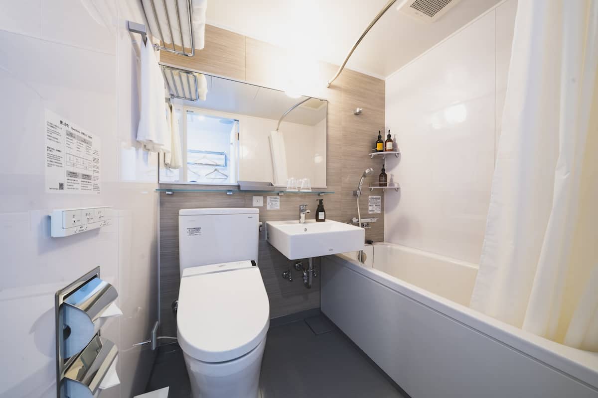 twin room, non smoking | bathroom | combined shower/bathtub, free toiletries, hair dryer, slippers