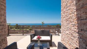 Vila luxo, 4 quartos, terraço, vista para o mar | Terraço/pátio