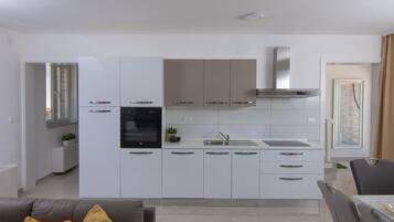 Villa Deluxe, 4 camere da letto, terrazzo, vista mare | Cucina privata | Frigorifero, microonde, forno, piano cottura