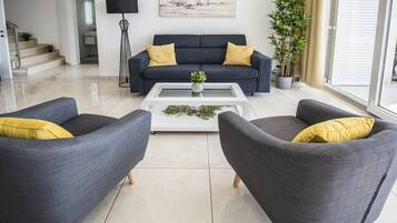 124-cm Smart TV with cable channels, TV