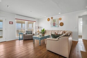 TV - The Sandy Pineapple!  Direct Edisto Beach oceanfront with 4 bedrooms and 2 baths (Edisto Island)