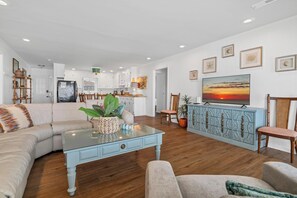 TV - The Sandy Pineapple!  Direct Edisto Beach oceanfront with 4 bedrooms and 2 baths (Edisto Island)