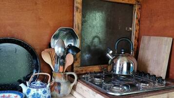 Cabin | Private kitchen | Stovetop, electric kettle, cookware/dishes/utensils